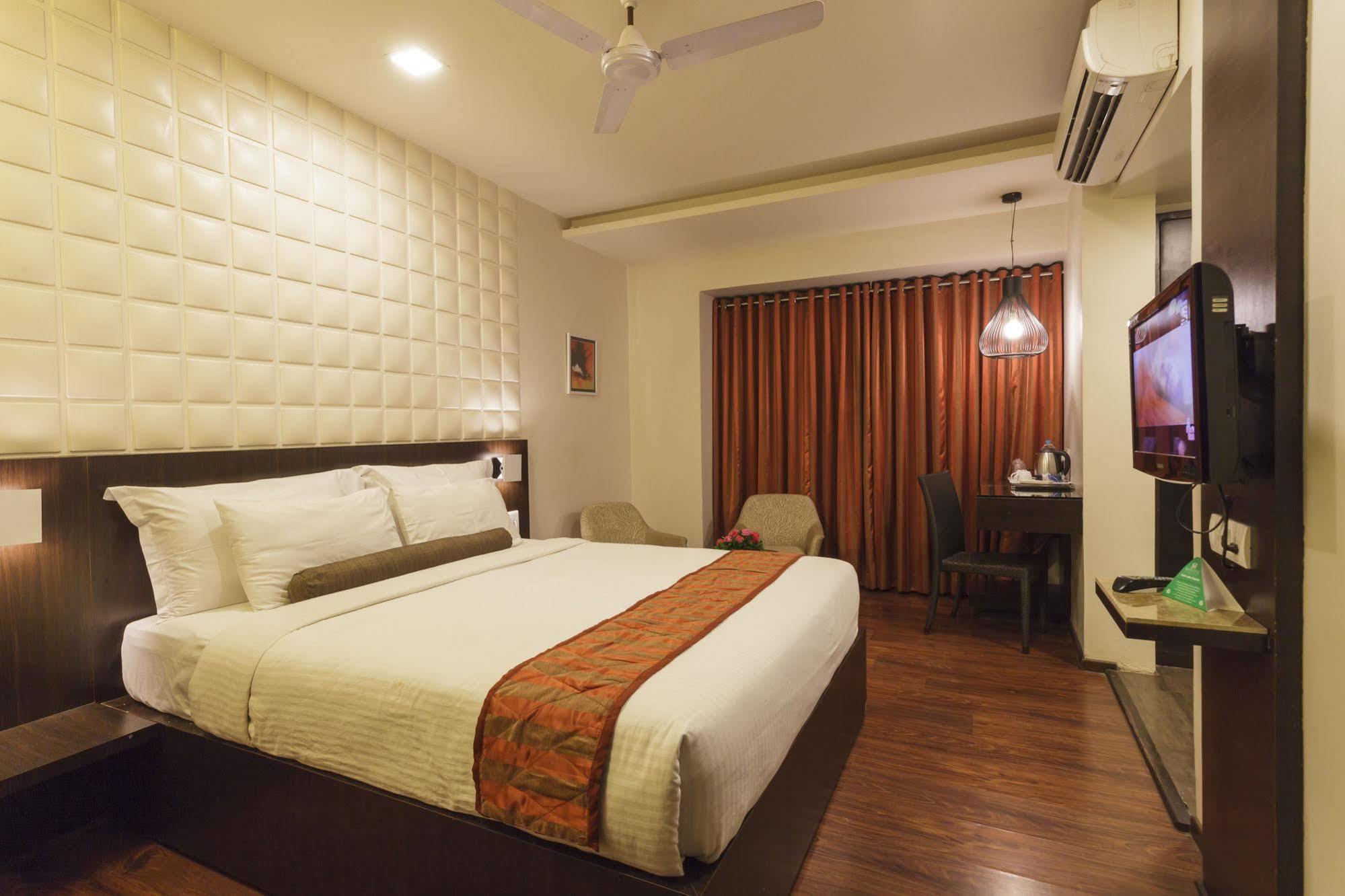 Citrus Hotel Kolhapur Exteriör bild